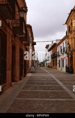 Alte und majestätische Häuser in den Straßen von Villanueva de los Infantes Dorf, Ciudad Real, Spanien. Stockfoto