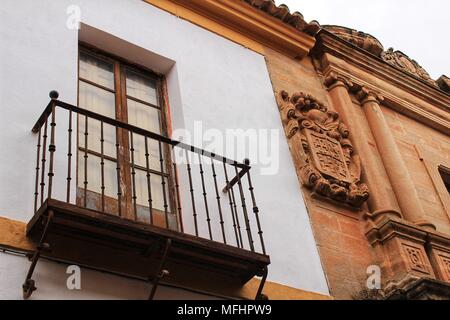 Alte Fassade aus Stein für Stein und vintage Holztür in einem majestätischen Haus in Villanueva de los Infantes, Ciudad Real, Spanien Stockfoto