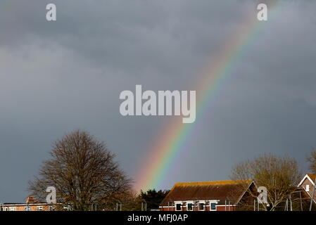 Ein Regenbogen erscheint am Horizont in Sussex County FA HQ in Lancing, West Sussex nach einer kurzen Regendusche Stockfoto