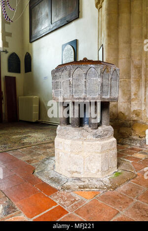 Traditionelle steinerne Taufbecken in St. Peter und St. Paul Kirche, Aston Rowant in der Pfarrei von Chinnor, Oxfordshire Stockfoto