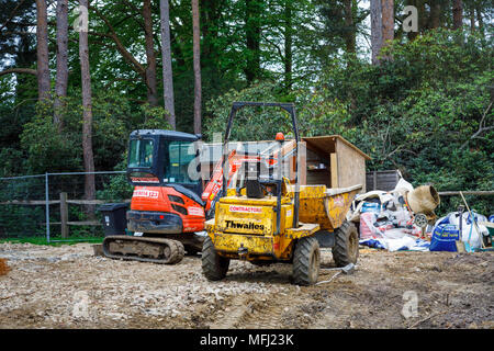 Hitachi schwerem mechanische Digger und Thwaites Dumper auf der Baustelle von einem neuen Haus im Bau in Surrey, England Stockfoto