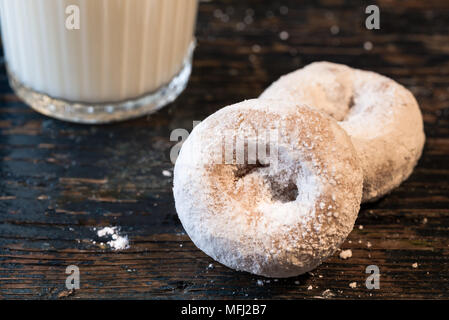 Puderzucker Donuts mit einem Glas Milch Stockfoto