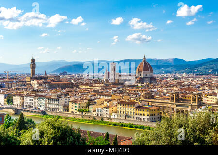 Die Kathedrale von Florenz und der Dom, sticht über den Dächern unter den anderen mittelalterlichen Gebäuden hervor, die von der Piazza Michelangelo aus betrachtet werden. Stockfoto