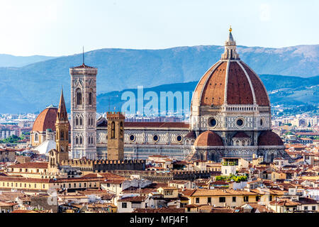 Die Kathedrale von Florenz und der Dom, sticht über den Dächern unter den anderen mittelalterlichen Gebäuden hervor, die von der Piazza Michelangelo aus betrachtet werden. Stockfoto