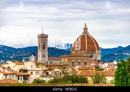 Die Kathedrale von Florenz und der Dom, sticht über den Dächern unter den anderen mittelalterlichen Gebäuden hervor, die von den Boboli-Gärten aus betrachtet werden. Stockfoto