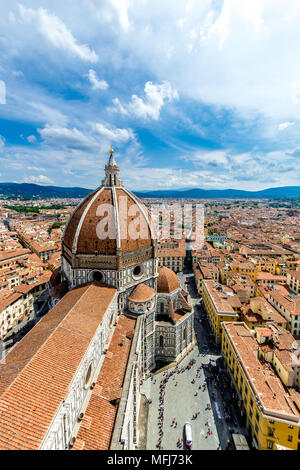 Riesige Menschenmassen ziehen in den Kirchturm der Kathedrale von Florenz ein, der auch als Dom di Firenze bekannt ist. Stockfoto