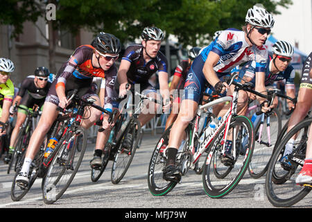 Ein Eng gepacktes Gruppe männlicher Radfahrer mager in eine Wende beim Rennen in einem amateur Rennen in Athen, GA am 25. April 2015. Stockfoto