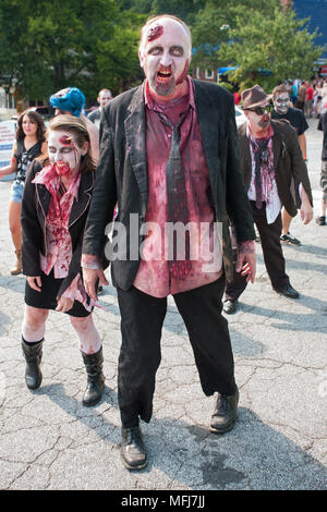 Eine Horde von Bloody Zombies wanken zu nahe gelegenen Bars als Teil der Atlanta Zombie Pub Crawl am 25 Juli, 2015 in Atlanta, GA. Stockfoto