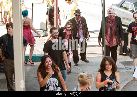 Eine große Gruppe von Bloody Zombies wanken zu nahe gelegenen Bars als Teil der Atlanta Zombie Pub Crawl am 25 Juli, 2015 in Atlanta, GA. Stockfoto