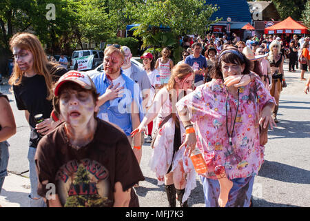 Eine Horde von Bloody Zombies wanken zu nahe gelegenen Bars als Teil der Atlanta Zombie Pub Crawl am 25 Juli, 2015 in Atlanta, GA. Stockfoto