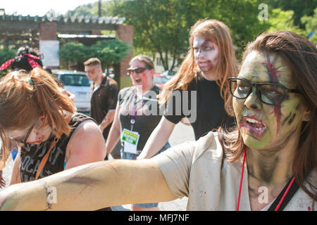 Eine Horde von Bloody Zombies wanken zu nahe gelegenen Bars als Teil der Atlanta Zombie Pub Crawl am 25 Juli, 2015 in Atlanta, GA. Stockfoto