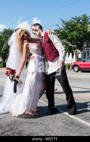 Atlanta, GA, USA - Juli 25, 2015: ein Zombie Braut und Bräutigam darstellen, da sie an der Atlanta Zombie Pub Crawl in Atlanta, GA am 25. Juli 2015. Stockfoto