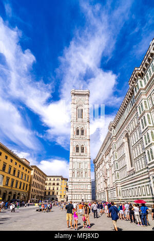 Riesige Menschenmassen ziehen in den Kirchturm der Kathedrale von Florenz ein, der auch als Dom di Firenze bekannt ist. Stockfoto