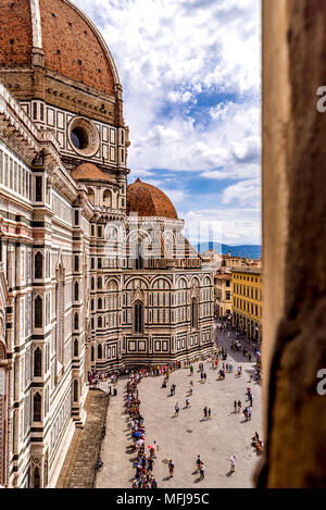 Riesige Menschenmassen ziehen in den Kirchturm der Kathedrale von Florenz ein, der auch als Dom di Firenze bekannt ist. Stockfoto