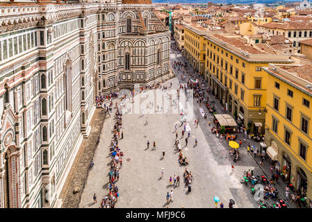 Riesige Menschenmassen ziehen in den Kirchturm der Kathedrale von Florenz ein, der auch als Dom di Firenze bekannt ist. Stockfoto