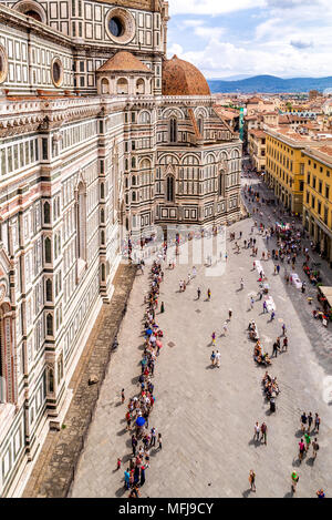 Riesige Menschenmassen ziehen in den Kirchturm der Kathedrale von Florenz ein, der auch als Dom di Firenze bekannt ist. Stockfoto