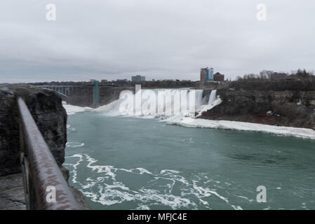 An einem kalten Tag im April Wandern entlang den Niagara Falls und die Plätze, die sie auftreten können Stockfoto