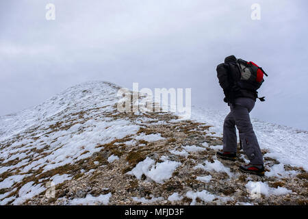 Wanderer auf dem Monte Catria im Winter, Apennin, Umbrien, Italien, Europa Stockfoto