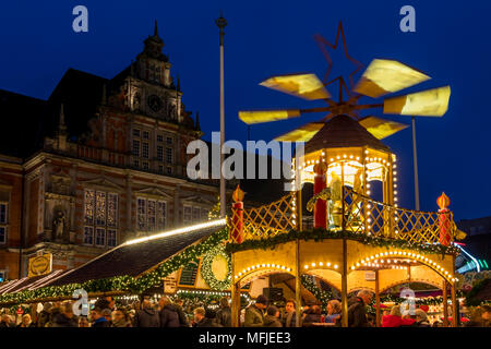 Weihnachtsmarkt auf dem Rathausplatz in der Dämmerung in Harburg, einem Stadtteil von Hamburg, Deutschland, Europa Stockfoto