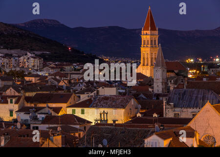 Erhöhte Blick von der Festung Kamerlengo über die Altstadt von Trogir in der Dämmerung, UNESCO-Weltkulturerbe, Kroatien, Europa Stockfoto