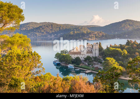 Erhöhte Blick über Veliko jezero (Großer See) und das Kloster von Santa Maria Insel im Nationalpark Mljet, Kroatien, Europa Stockfoto