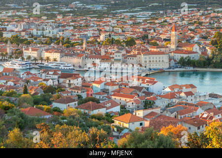 Erhöhten Blick auf die Altstadt von Trogir bei Sonnenuntergang, Trogir, Kroatien, Europa Stockfoto