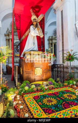 Nachtwache am Gründonnerstag bei der Heiligen Woche 2017 im Inneren der Kathedrale San Jose in Antigua, Guatemala, Mittelamerika Stockfoto