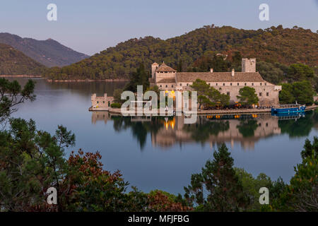 Kloster der Heiligen Maria in Veliko jezero (Großer See) auf die Insel Mljet in der Dämmerung, Kroatien, Europa Stockfoto