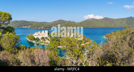 Erhöhte Blick über Veliko jezero (Großer See) und das Kloster von Santa Maria Insel im Nationalpark Mljet, Kroatien, Europa Stockfoto