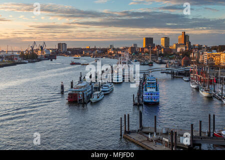 Ansicht von der Elbphilharmonie Gebäude über den Hamburger Hafen bei Sonnenuntergang, Hamburg, Deutschland, Europa Stockfoto