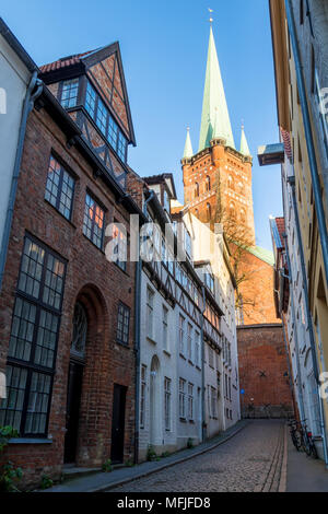 Kleine Gasse in der Altstadt von Lübeck mit Blick auf die St. Petri Kirche, Lübeck, Schleswig-Holstein, Deutschland, Europa Stockfoto