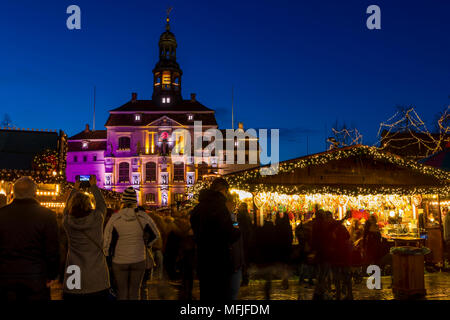 Weihnachtsmarkt auf dem Marktplatz Lüneburg mit Blick auf das Rathaus in der Dämmerung, Lüneburg, Niedersachsen, Deutschland, Europa Stockfoto