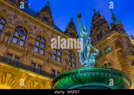 Brunnen im Innenhof des Rathauses von Hamburg, Deutschland, Europa Stockfoto
