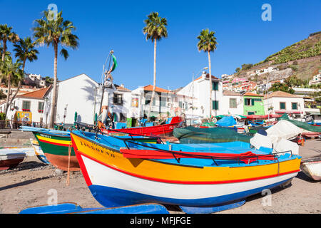 Traditionelle bunte Fischerboote am Strand im Fischerdorf Camara de Lobos, Madeira, Portugal, Atlantik, Europa Stockfoto