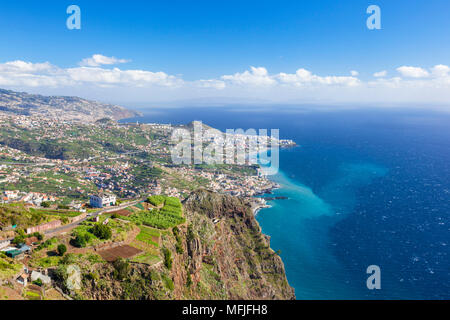 Die südliche Küste von Madeira in Richtung Funchal von den hohen Sea Cliff Landspitze Cabo Girao, Madeira, Portugal, Atlantik, Europa Stockfoto