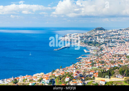 Blick über Funchal, die Hauptstadt Madeiras, Stadt, Hafen und Hafen, Madeirra, Portugal, Atlantik, Europa Stockfoto