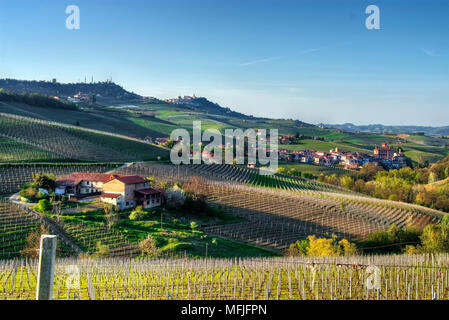 Einen weiten Blick über die Hügel und Weinberge der Langhe des Barolo, La Morra Stadt, im Hintergrund, und die Della Volta schloss, links oben. Stockfoto