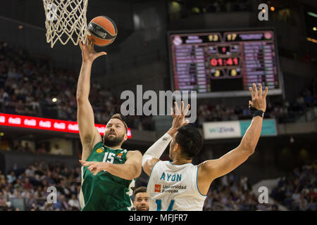 Madrid, Spanien. 25 Apr, 2018. Ian Vougioukas, während Real Madrid Sieg über Panathinaikos Athen (81 - 74) Turkish Airlines Euroleague Endspiel Serie (Spiel 3) feierte am Wizink Zentrum in Madrid (Spanien). 25. April 2018. Credit: Juan Carlos García Mate/Pacific Press/Alamy leben Nachrichten Stockfoto