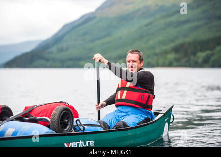 Kanu den Kaledonischen Kanal, in der Nähe von Fort William, Scottish Highlands, Schottland, Großbritannien, Europa Stockfoto