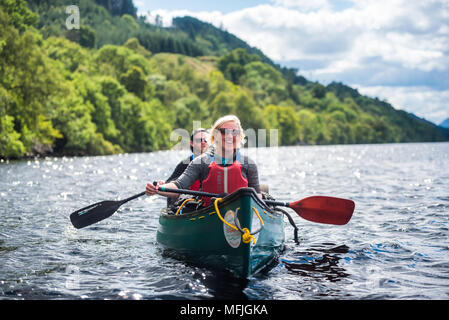 Kanu Loch Ness Abschnitt des Caledonian Canal, in der Nähe von Fort Augustus, Scottish Highlands, Schottland, Großbritannien, Europa Stockfoto