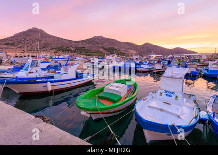 Fischerboote am Hafen, Insel, die Ägadischen Inseln Favignana, Provinz Trapani, Sizilien, Italien, Mittelmeer, Europa Stockfoto