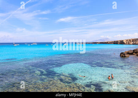 Cala Rossa, Favignana Island, Ägadischen Inseln, Provinz Trapani, Sizilien, Italien, Mittelmeer, Europa Stockfoto