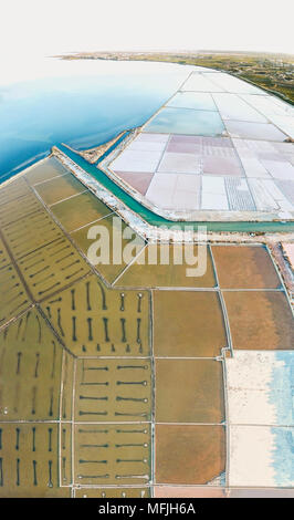 Luftaufnahme von Kochsalzlösung dello Stagnone in der Morgendämmerung, Marsala, Provinz Trapani, Sizilien, Italien, Mittelmeer, Europa Stockfoto