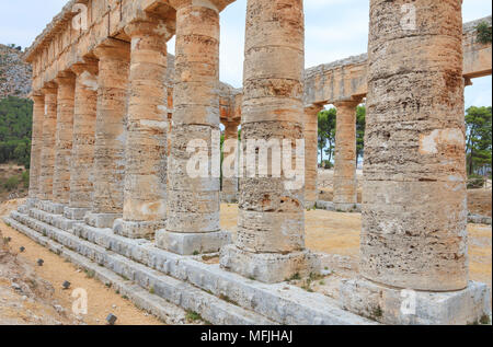 Spalten der Tempel von Segesta, Calatafimi, Provinz Trapani, Sizilien, Italien, Europa Stockfoto