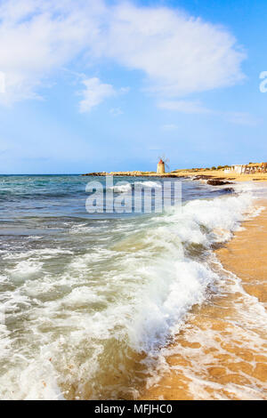 Meer Wellen auf Sand Strand von Baia dei Mulini, Trapani, Sizilien, Italien, Mittelmeer, Europa Stockfoto