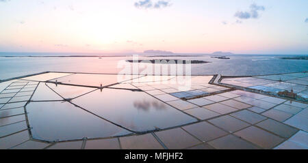 Luftaufnahme von Kochsalzlösung dello Stagnone bei Sonnenuntergang, Marsala, Provinz Trapani, Sizilien, Italien, Mittelmeer, Europa (Drone) Stockfoto