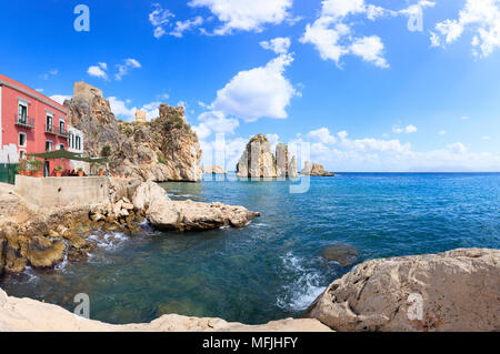 Panoramablick von Tonnara di Scopello, Castellammare del Golfo, Provinz Trapani, Sizilien, Italien, Mittelmeer, Europa Stockfoto