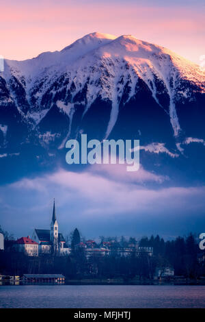 Die Kirche St. Martin bei Sonnenaufgang, der See von Bled, Slowenien, Europa Stockfoto