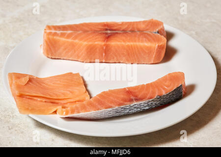 Roher Fisch Lachs filet auf Platte, Nahaufnahme Stockfoto