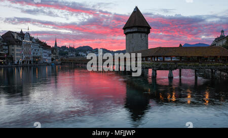 Sonnenaufgang Blick auf die Kapellbrucke (Kapelle Brücke) in Luzern, Schweiz, Europa Stockfoto